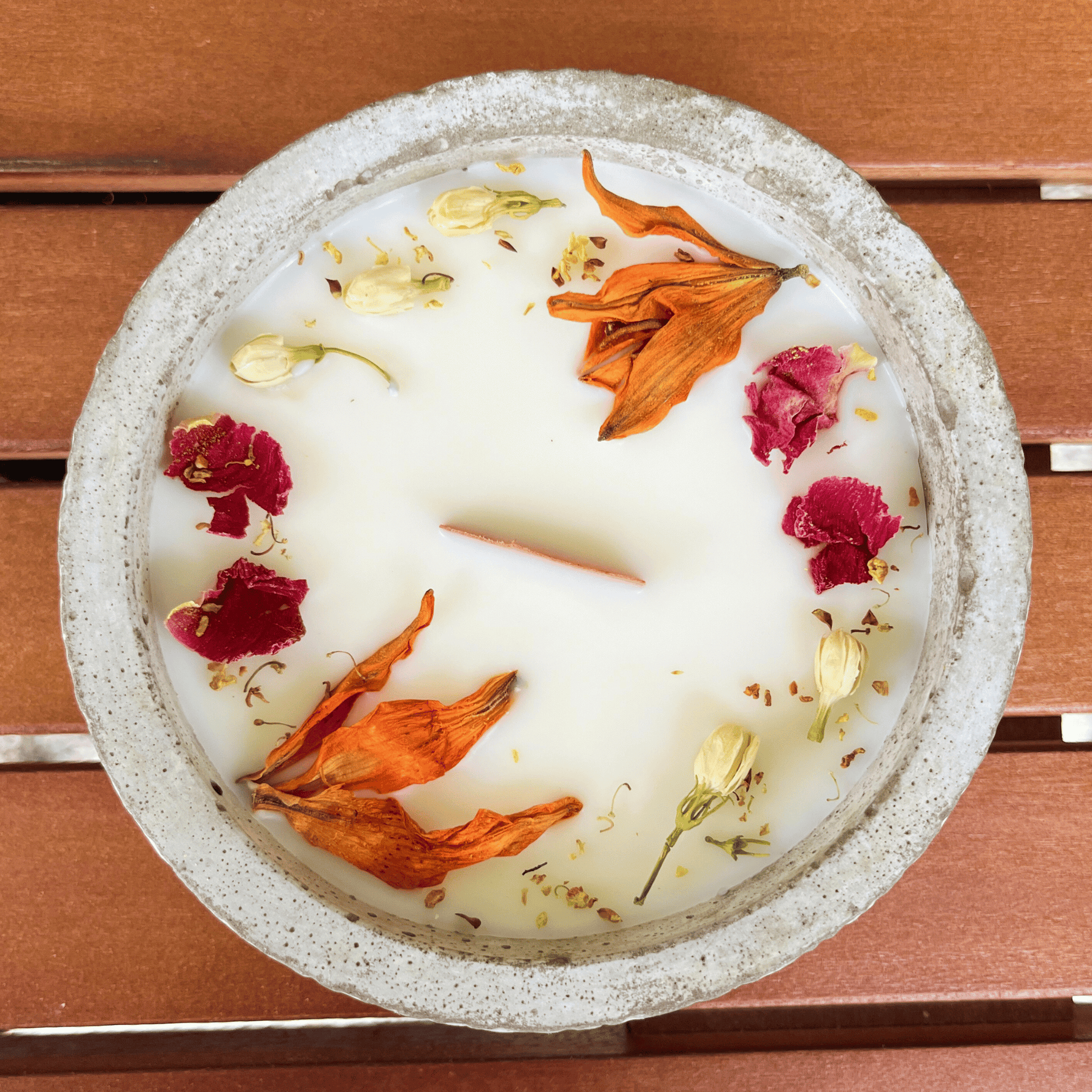 Limitierte Einzelstücke: Outdoor Citronella-Betonkerze „Mugge Schreck“ – Handgemachter Insektenschutz aus dem Südschwarzwald mit Blütenverzierung