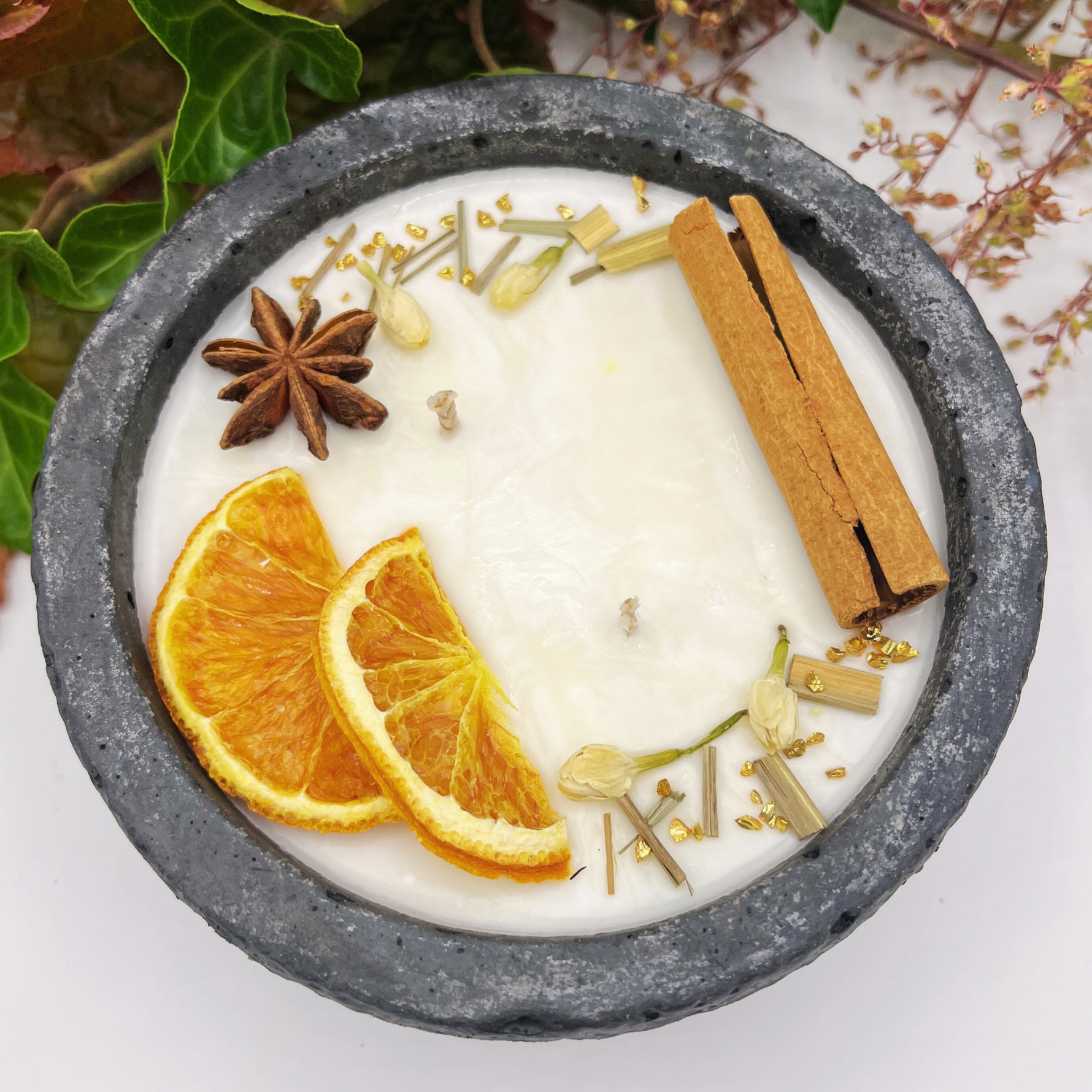 Handgemachte Betonkerze „Black Cinnamon“ - Stilvolle Sojawachskerze für Ihr Zuhause. Mit Blütenverzierung und HOCHWERTIGEM Baumwolldocht aus dem Südschwarzwald