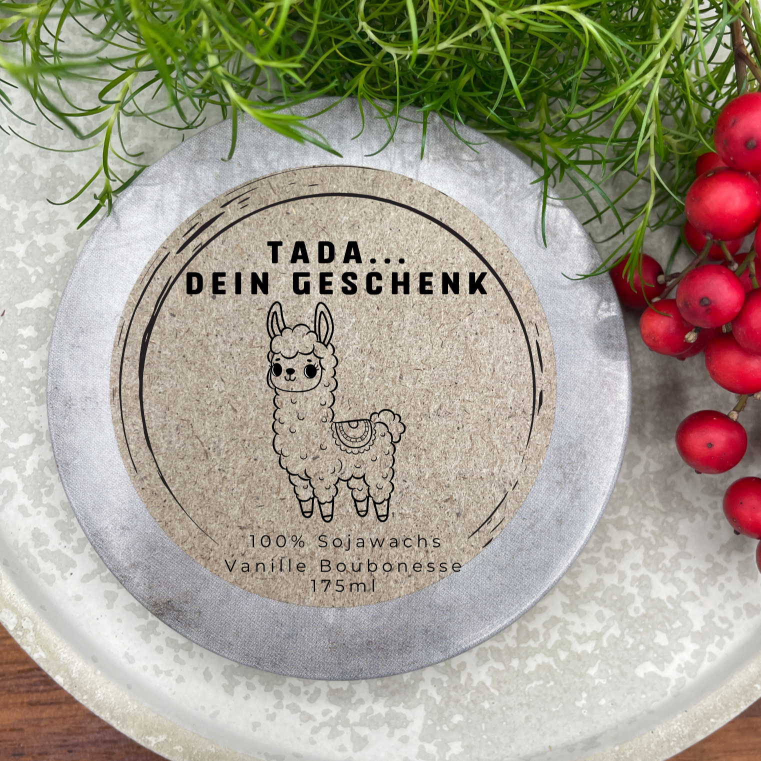 Tada - dein Geschenk - LUSTIGES Lama - personalisierbare PREMIUM Duftkerze mit verschiedenen Dekoren - handgemacht aus dem Südschwarzwald