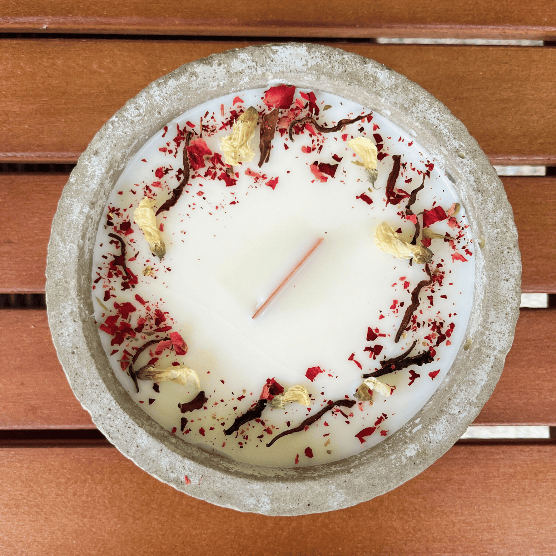 Limitierte Einzelstücke: Outdoor Citronella-Betonkerze „Mugge Schreck“ – Handgemachter Insektenschutz aus dem Südschwarzwald mit Blütenverzierung