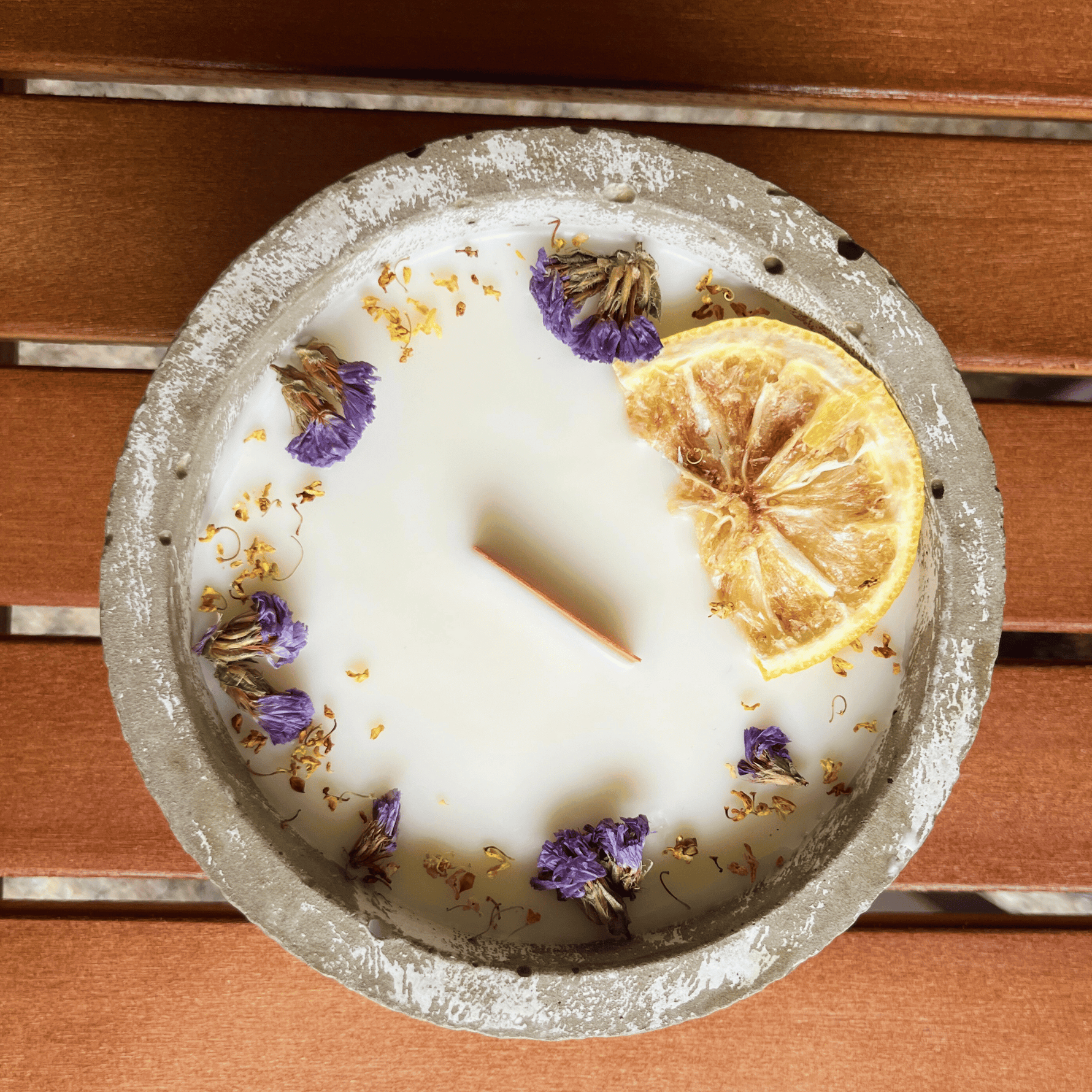 Limitierte Einzelstücke: Outdoor Citronella-Betonkerze „Mugge Schreck“ – Handgemachter Insektenschutz aus dem Südschwarzwald mit Blütenverzierung