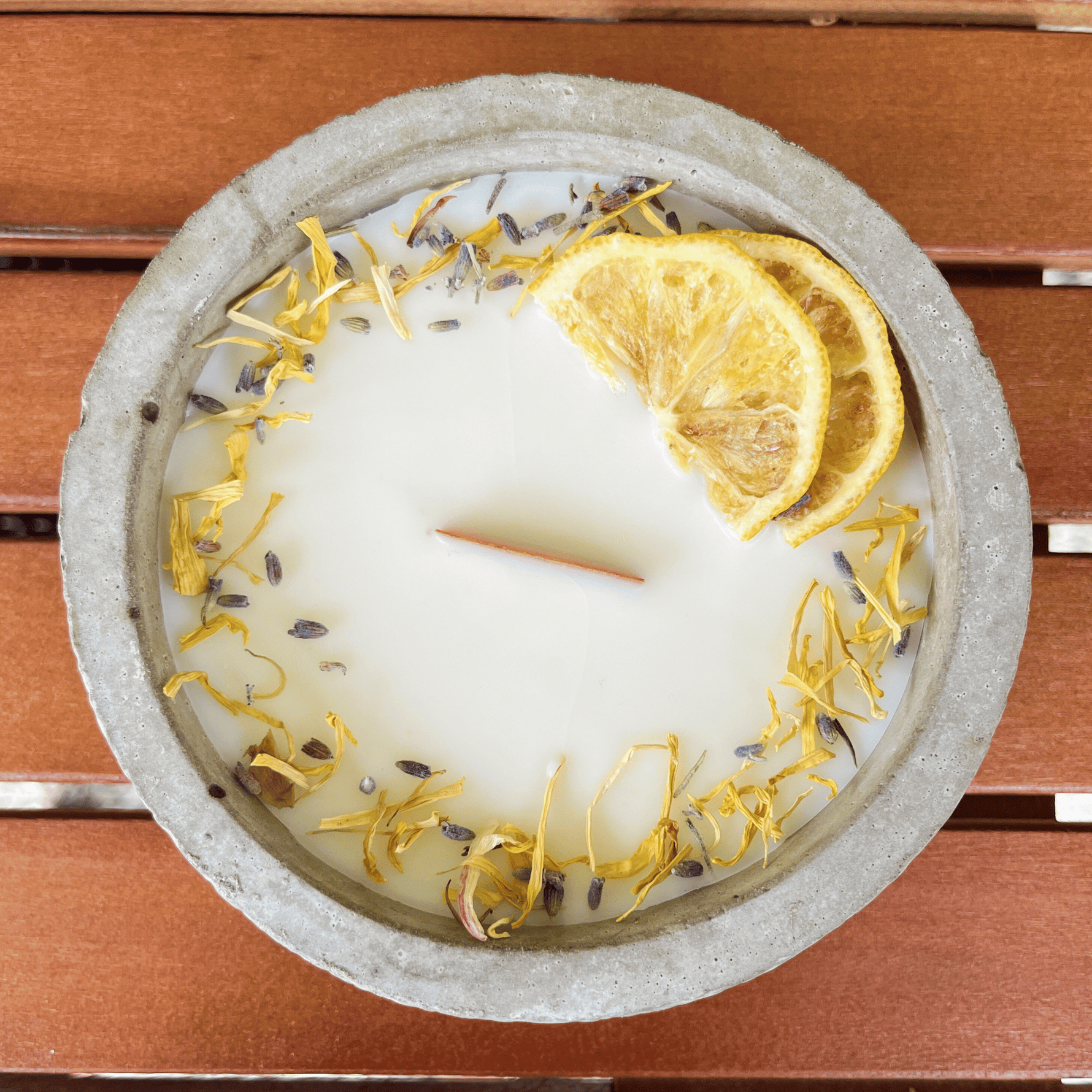 Limitierte Einzelstücke: Outdoor Citronella-Betonkerze „Mugge Schreck“ – Handgemachter Insektenschutz aus dem Südschwarzwald mit Blütenverzierung