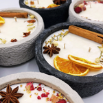 Zwei Docht Betonkerze Betongrau „Grey Orange“ für Herbst und Winter - Stilvolle Aroma Sojawachskerze für Ihr Zuhause. Mit Blütenverzierung und HOCHWERTIGEM Baumwolldocht aus dem Südschwarzwald