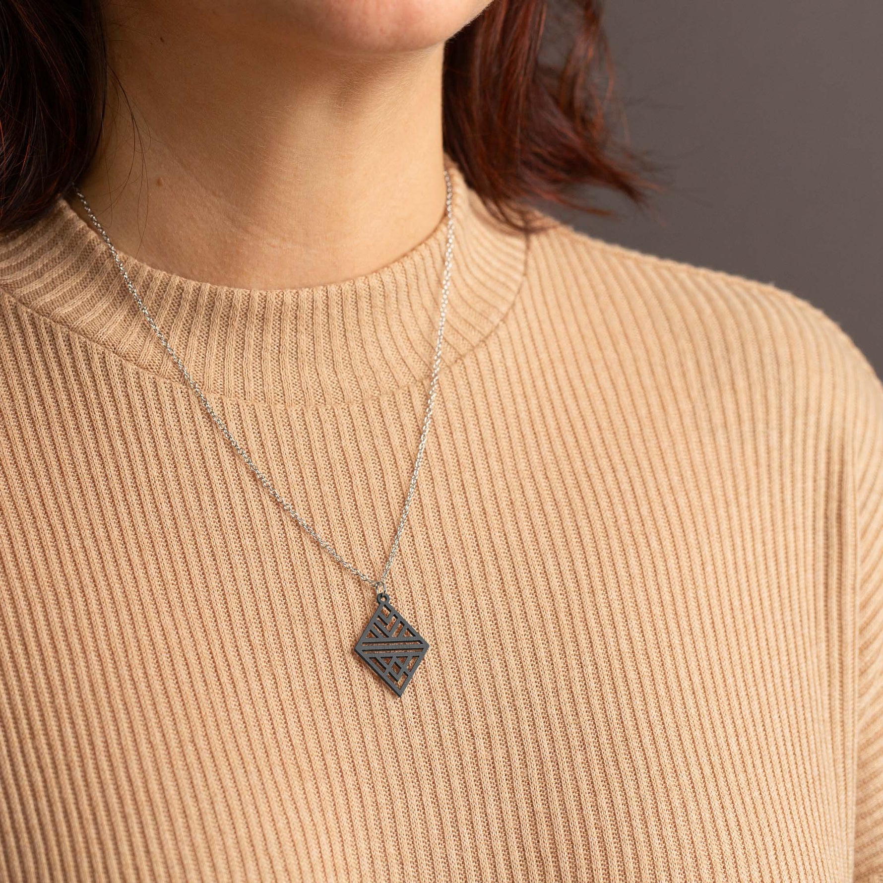 Halskette mit Holzanhänger - 'Tribal Echo'