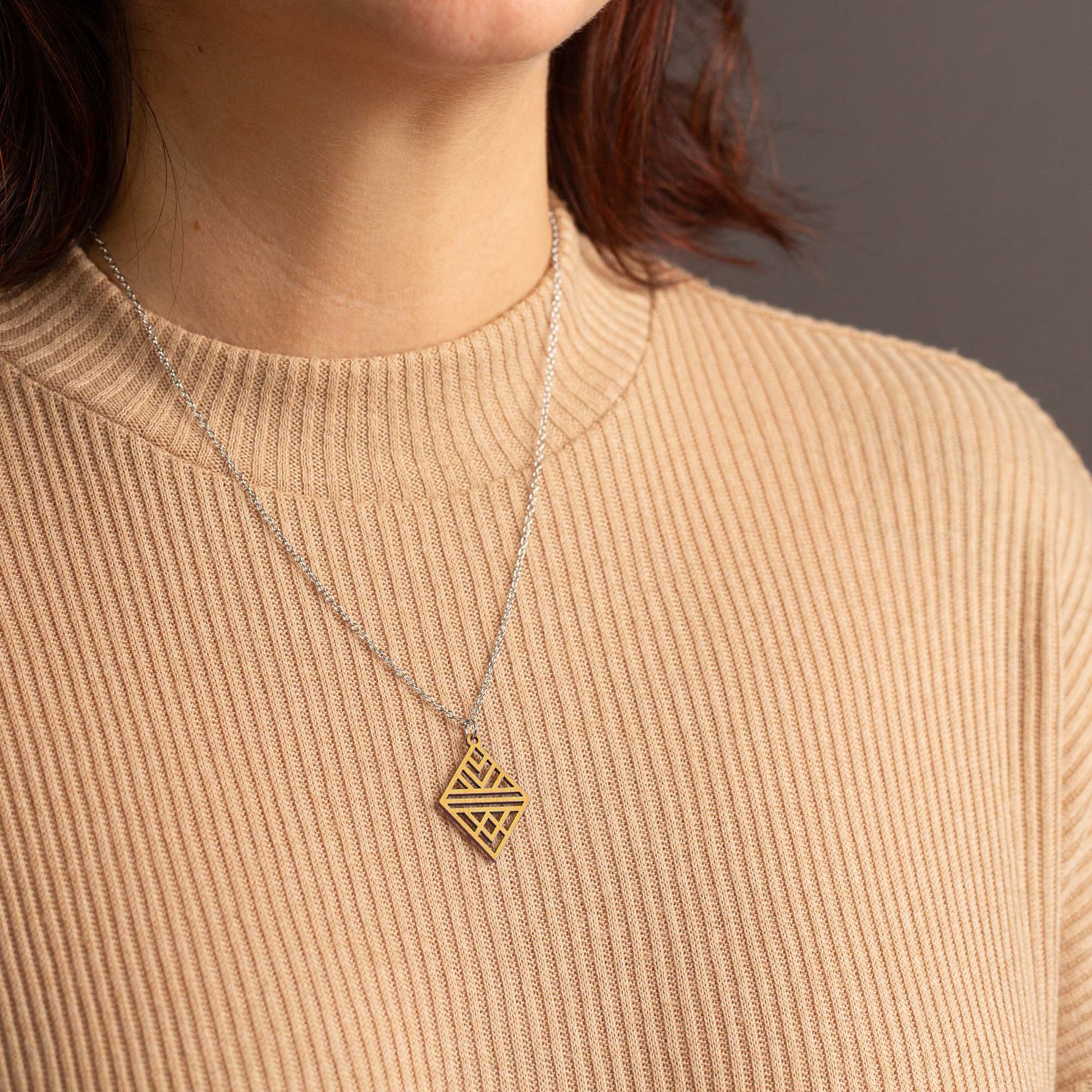 Halskette mit Holzanhänger - 'Tribal Echo'