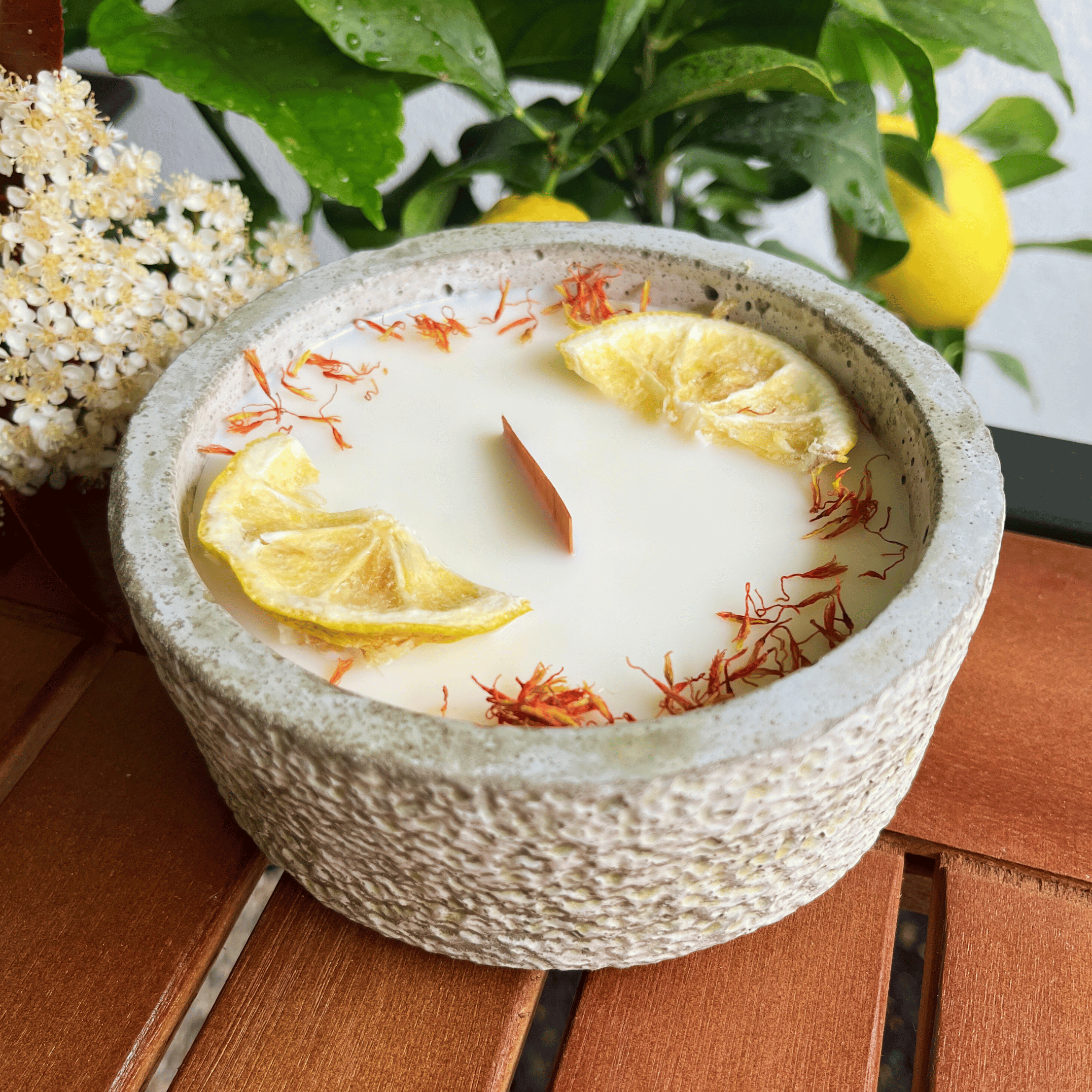 Limitierte Einzelstücke: Outdoor Citronella-Betonkerze „Mugge Schreck“ – Handgemachter Insektenschutz aus dem Südschwarzwald mit Blütenverzierung