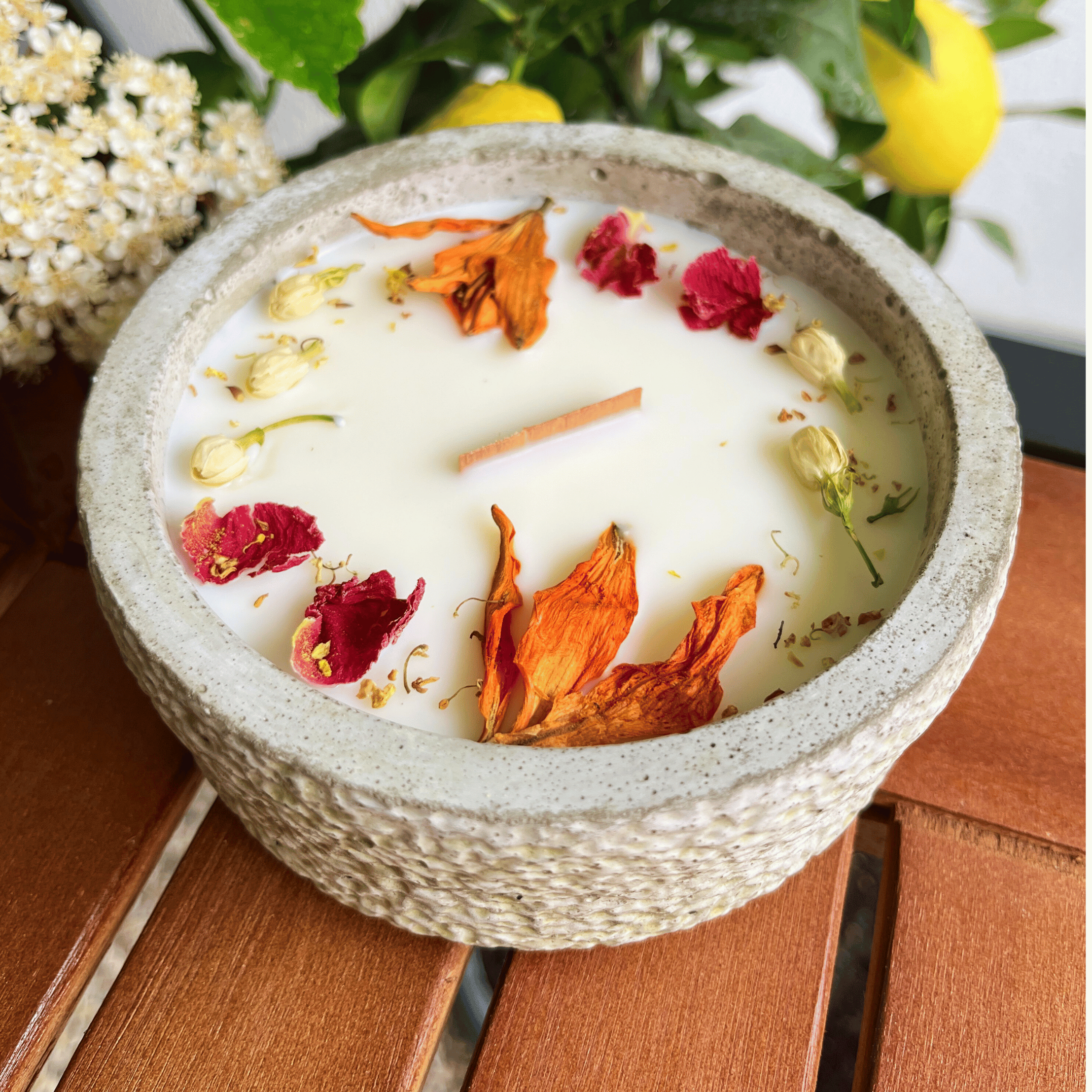 Limitierte Einzelstücke: Outdoor Citronella-Betonkerze „Mugge Schreck“ – Handgemachter Insektenschutz aus dem Südschwarzwald mit Blütenverzierung